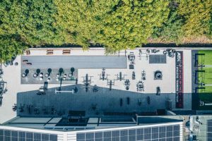 Fitnessstudio draußen Der Außenbereich von V8-Sports