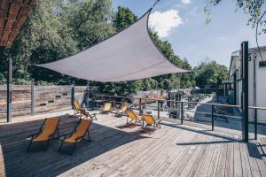 Sommer bei V8-Sports Liegestühle im Außenbereich des V8-Sports